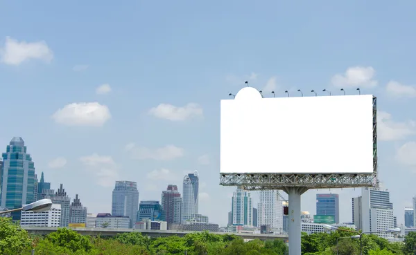 Grote lege billboard op weg met de achtergrond van de weergave van de stad — Stockfoto