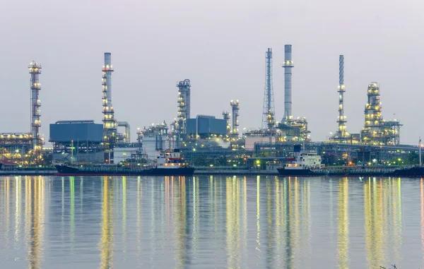 Fabrica de rafinării de petrol din amurg Bangkok Thailanda . — Fotografie, imagine de stoc