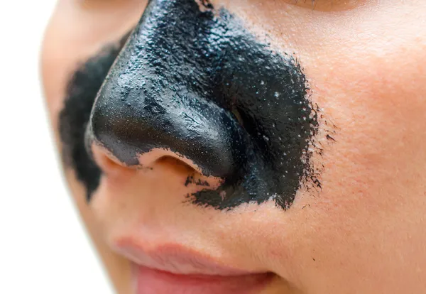 Mulher aplicando tiras no nariz para acne — Fotografia de Stock