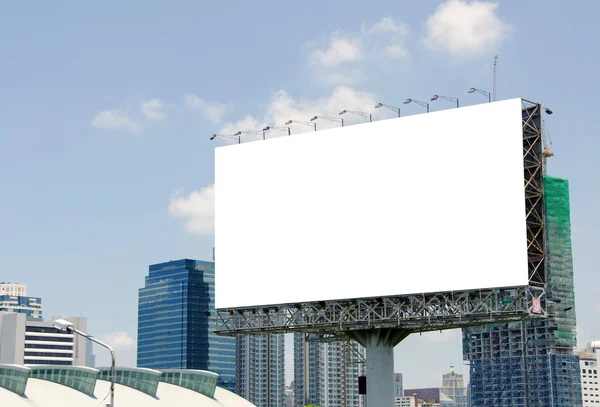 Duże puste billboard na drodze z miasta tło widoku — Zdjęcie stockowe