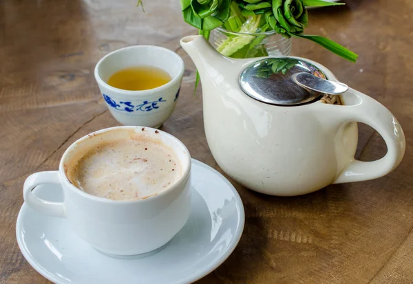 コーヒーの木のテーブルで朝食を — ストック写真