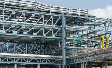 Fabrikada sanayi bölgesi, çelik boru hatları ve kablolar