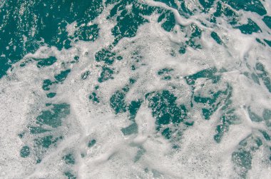 tekne arkasından gelen su sıçrama