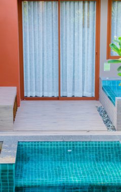 evin ön tarafta bulunan Yüzme Havuzu.