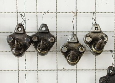 Eski burcu yıpranmış ve paslı araba parçaları