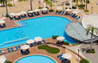 lüks otel tropikal Plajı'nda yüzme havuzlarının Üstten Görünüm