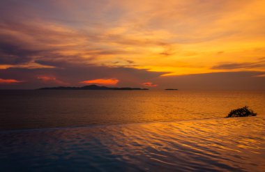 lüks Yüzme Havuzu deniz günbatımı sırasında önünde