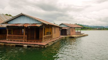 nehir ve nehir bota evi