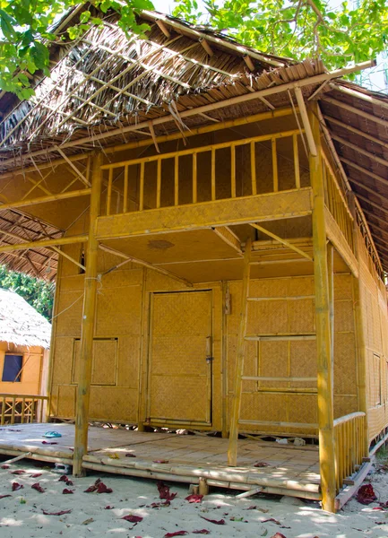 Bungalow Cabaña de paja en la playa — Foto de Stock