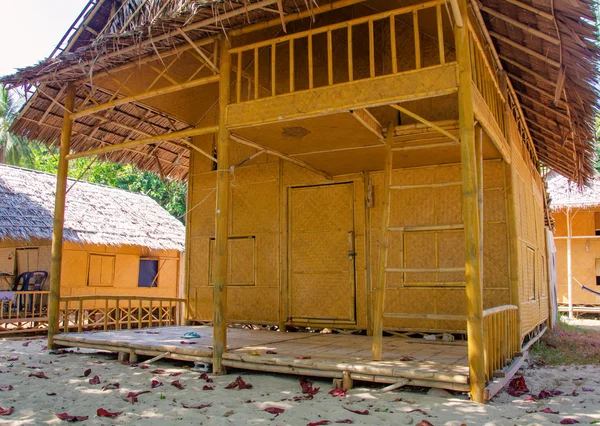 Bungalow stro hut op strand — Stockfoto