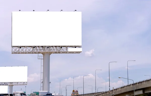 Grande cartellone bianco su strada con sfondo vista città — Foto Stock