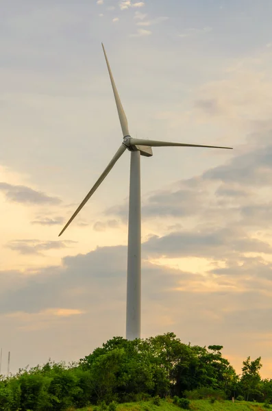 Windkraftanlage erzeugt Strom auf Hügel — Stockfoto