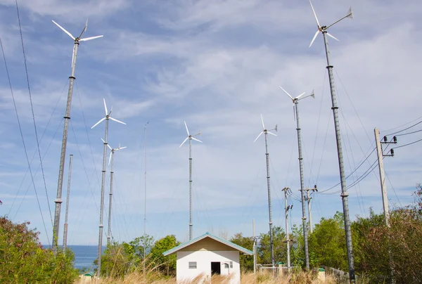 Turbina eolica che genera elettricità in collina — Foto Stock