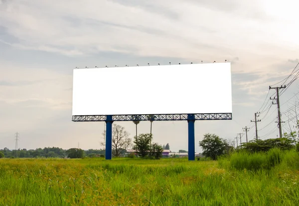 Puste billboard gotowy na nowe reklamy na łące — Zdjęcie stockowe