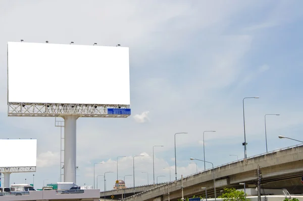 Stor tomt billboard på väg med staden bakgrunden — Stockfoto