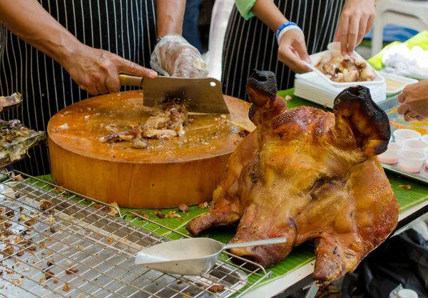 Asar a la parrilla cerdo asado entero Asar saliva es un tradicional — Foto de Stock