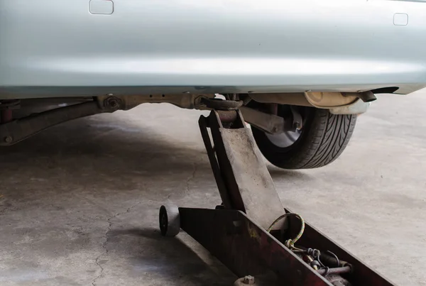 Hydraulic car jack to lift for change the wheel. — Stock Photo, Image