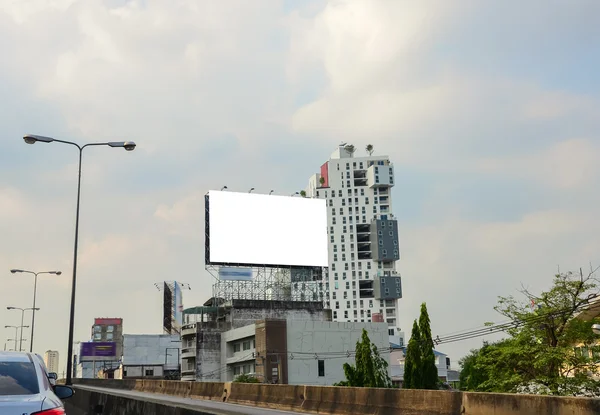 Великий порожній рекламний щит на дорозі з видом на місто — стокове фото
