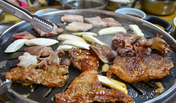 Barbecue coréen - la viande est cuite sur la cuisinière — Photo