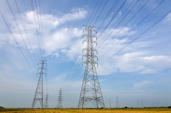 Torre ad alta tensione, centrale elettrica per la produzione di energia elettrica — Foto Stock