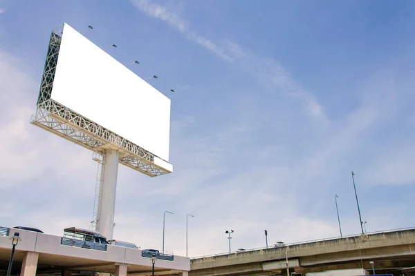 Grand panneau d'affichage blanc sur la route avec vue sur la ville arrière-plan — Photo