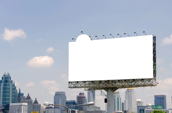 Gran valla publicitaria en blanco en la carretera con vista a la ciudad fondo —  Fotos de Stock