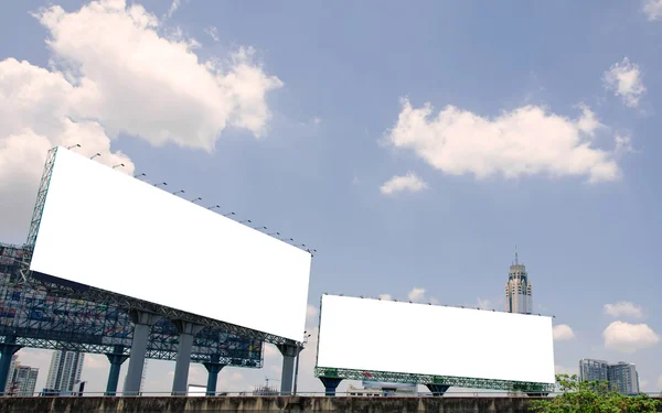 Grande outdoor em branco na estrada com vista para a cidade fundo — Fotografia de Stock