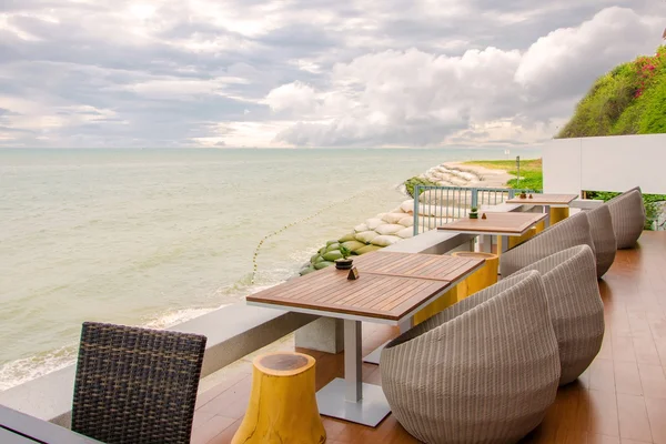 Ratanowe krzesła i stół na plaży — Zdjęcie stockowe