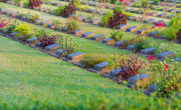 Gravestones e flores em Cemitério — Fotografia de Stock