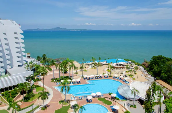 Vista dall'alto delle piscine sulla spiaggia tropicale in hotel di lusso — Foto Stock