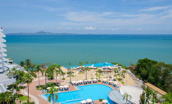 Vista dall'alto delle piscine sulla spiaggia tropicale in hotel di lusso — Foto Stock