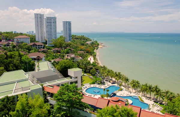 Вид зверху на басейни на тропічному пляжі в розкішному готелі — стокове фото