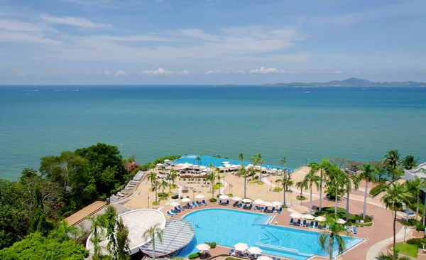 Vista superior de las piscinas en la playa tropical en hotel de lujo —  Fotos de Stock