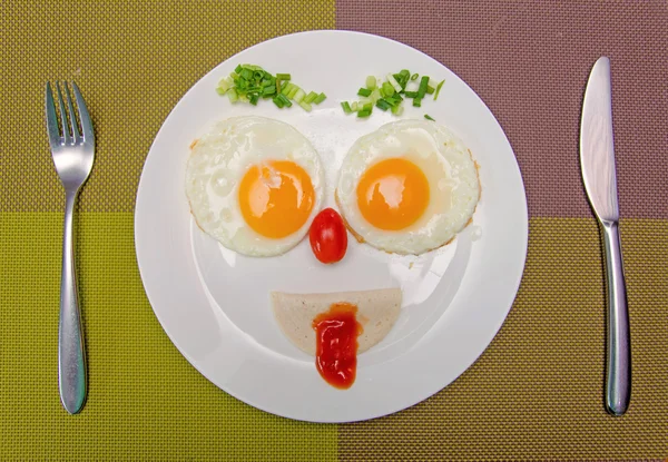 Blij gezicht frituren eieren ontbijt — Stockfoto