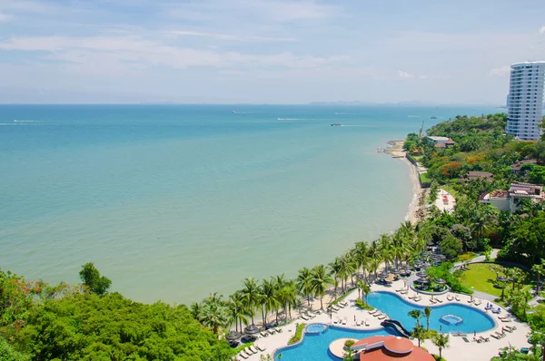 Pohled shora bazénů na tropické pláži v luxusním hotelu — Stock fotografie
