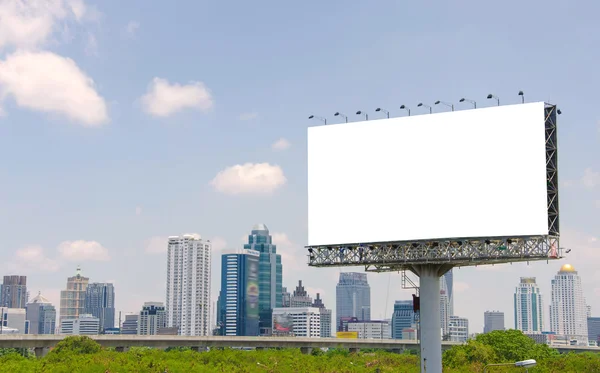 Gran valla publicitaria en blanco en la carretera con vista a la ciudad fondo —  Fotos de Stock