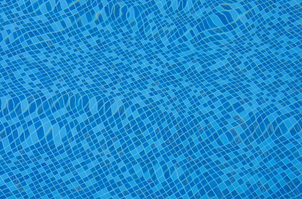 游泳池里的蓝色撕裂水 — 图库照片