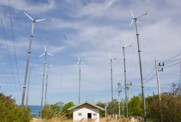 Windturbine opwekking van elektriciteit op heuvel — Stockfoto