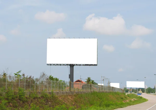 Großes leeres Plakat unterwegs mit Hintergrund der Stadt-Ansicht — 图库照片