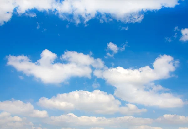 Blauwe lucht met wolken. — Stockfoto