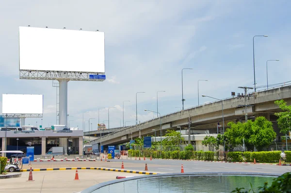 Gran valla publicitaria en blanco en la carretera con vista a la ciudad fondo —  Fotos de Stock