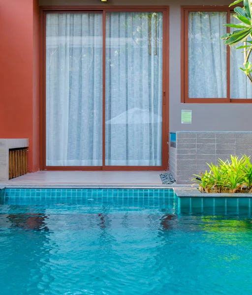 Swimming pool located at the front of house. — Stock Photo, Image