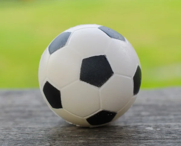 Футбол на дошці з зеленим фоном — стокове фото