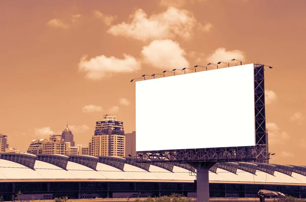 Stor tomt billboard på väg med staden bakgrunden — Stockfoto