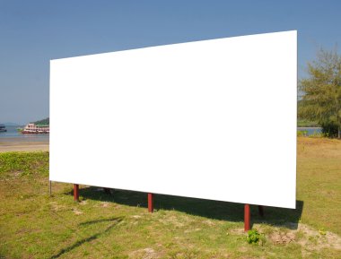 denizin üzerinde ekili billboard