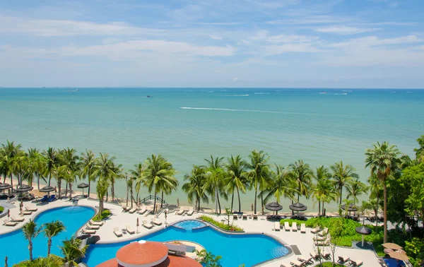 Vista dall'alto delle piscine sulla spiaggia tropicale in hotel di lusso — Foto Stock