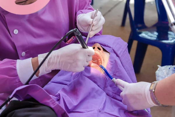 The doctor cleaning the teeth patient with ultrasonic tool — Stock Photo, Image