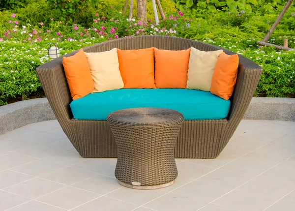 Fotel meble rattanowe w ogrodzie — Zdjęcie stockowe