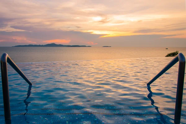 Luxus-Pool vor dem Meer bei Sonnenuntergang — Stockfoto