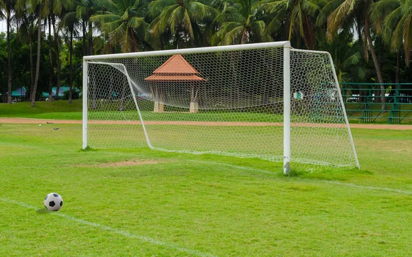 Gol de futebol no final de um campo vazio em um parque — Fotografia de Stock